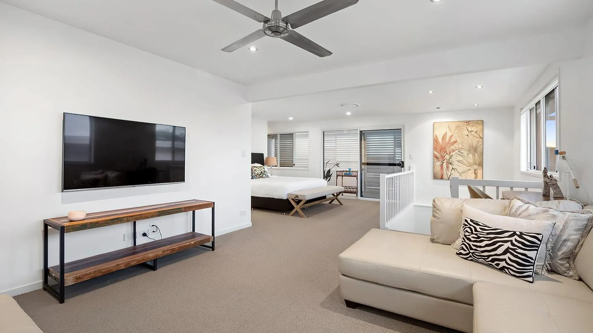 Pool Side Luxury Pet Friendly - Walk To The Beach Alexandra Headland Australia