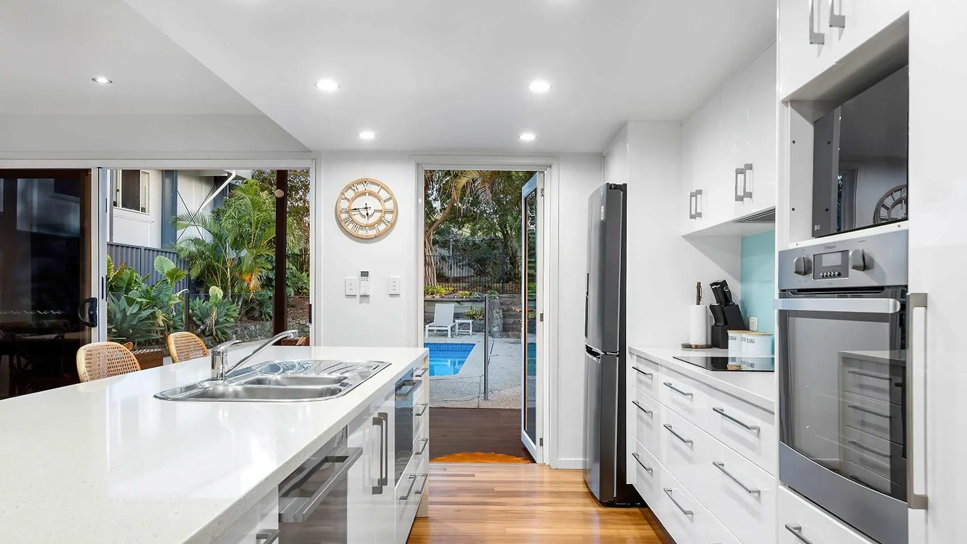 Pool Side Luxury Pet Friendly - Walk To The Beach Alexandra Headland Australia