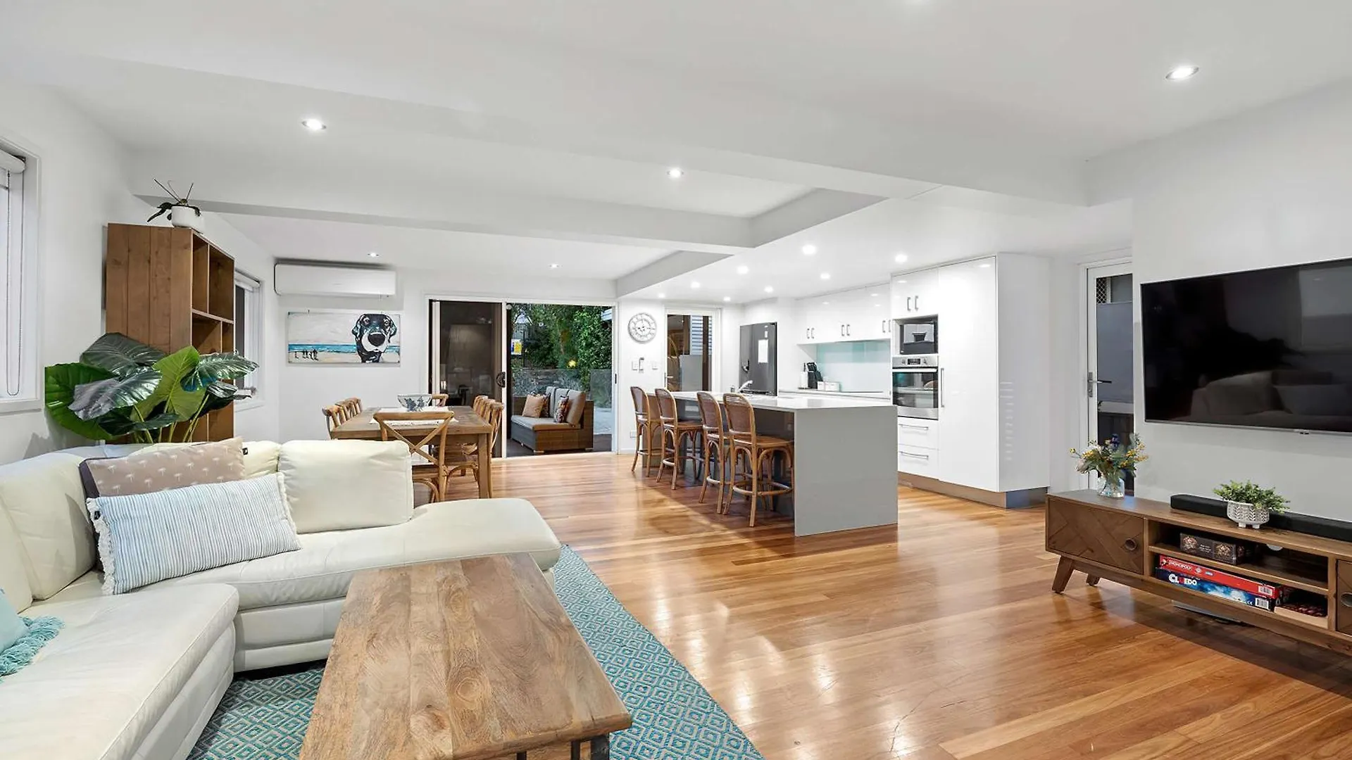 Pool Side Luxury Pet Friendly - Walk To The Beach Alexandra Headland