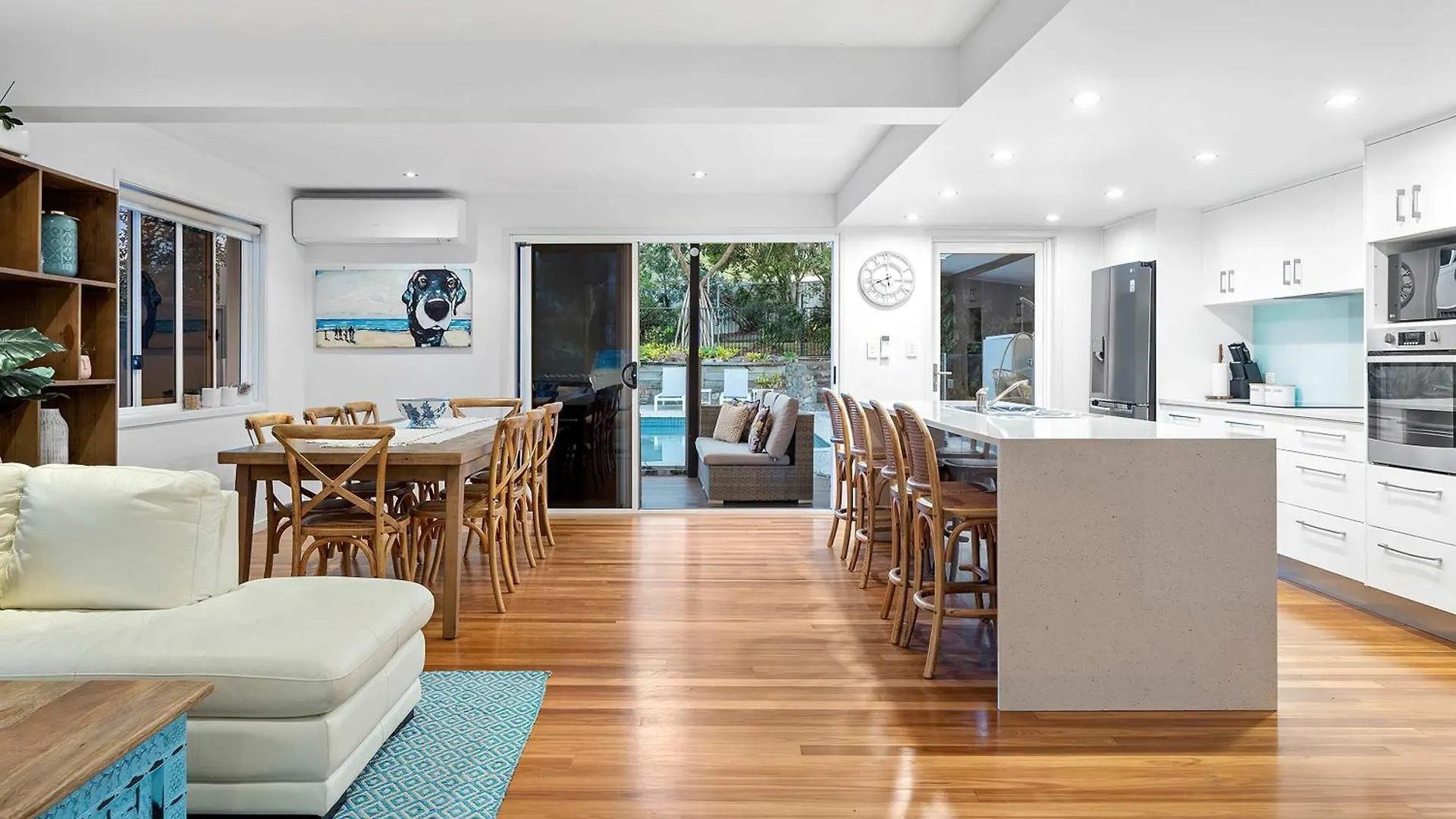 Pool Side Luxury Pet Friendly - Walk To The Beach Alexandra Headland Holiday home