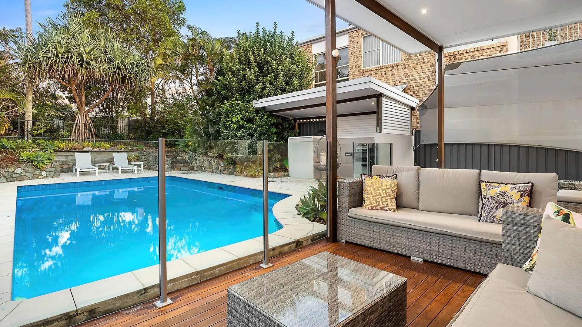 Pool Side Luxury Pet Friendly - Walk To The Beach Alexandra Headland