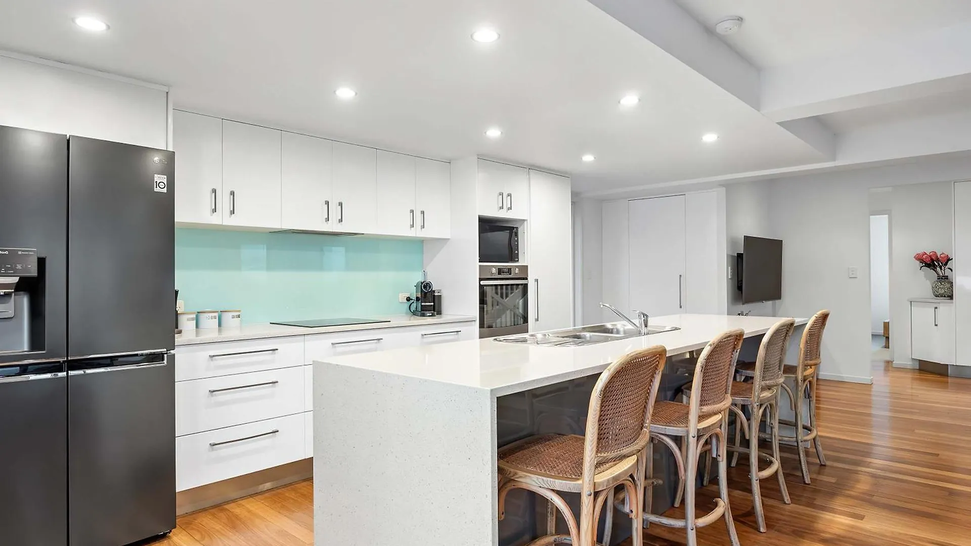 Pool Side Luxury Pet Friendly - Walk To The Beach Alexandra Headland