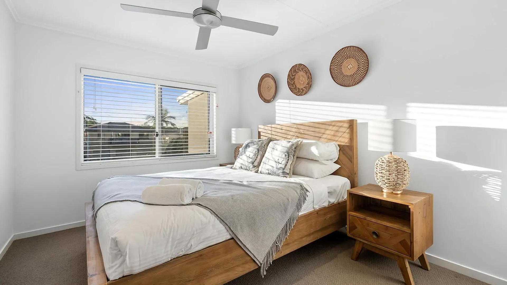Pool Side Luxury Pet Friendly - Walk To The Beach Alexandra Headland Holiday home