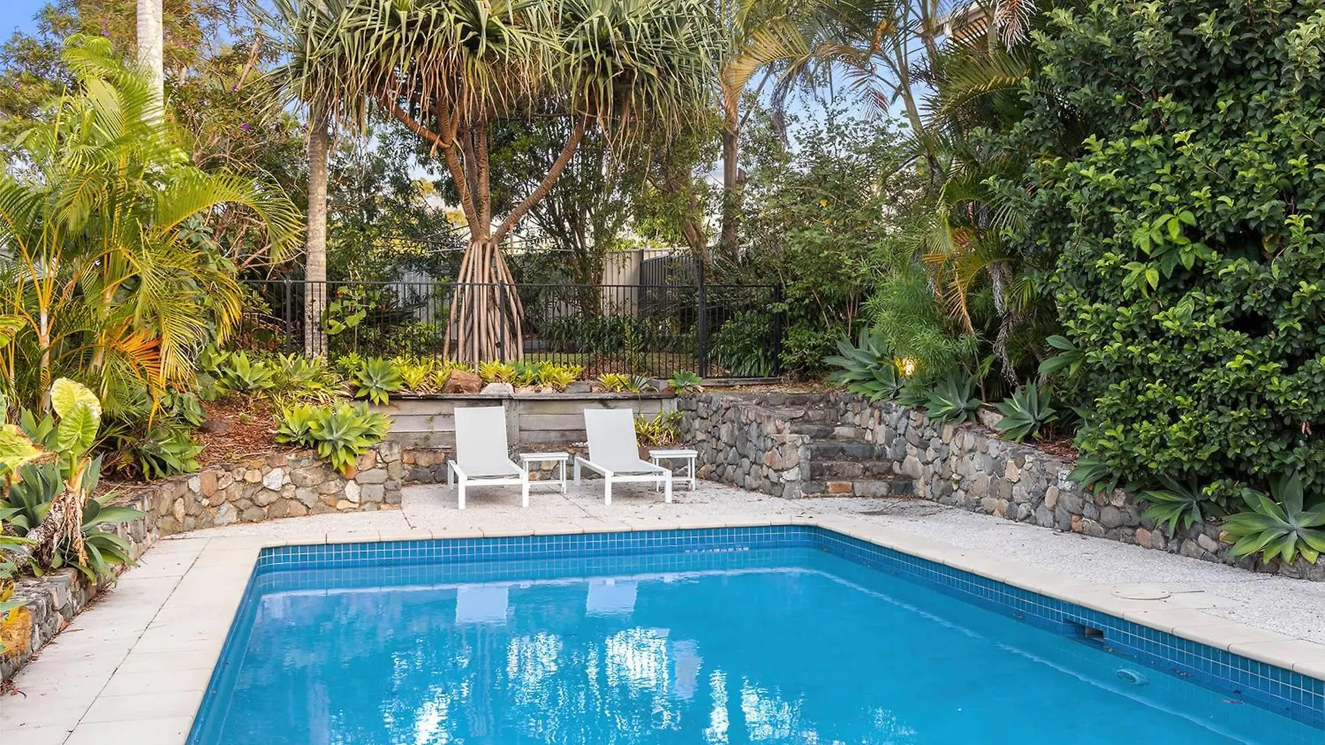 Holiday home Pool Side Luxury Pet Friendly - Walk To The Beach Alexandra Headland