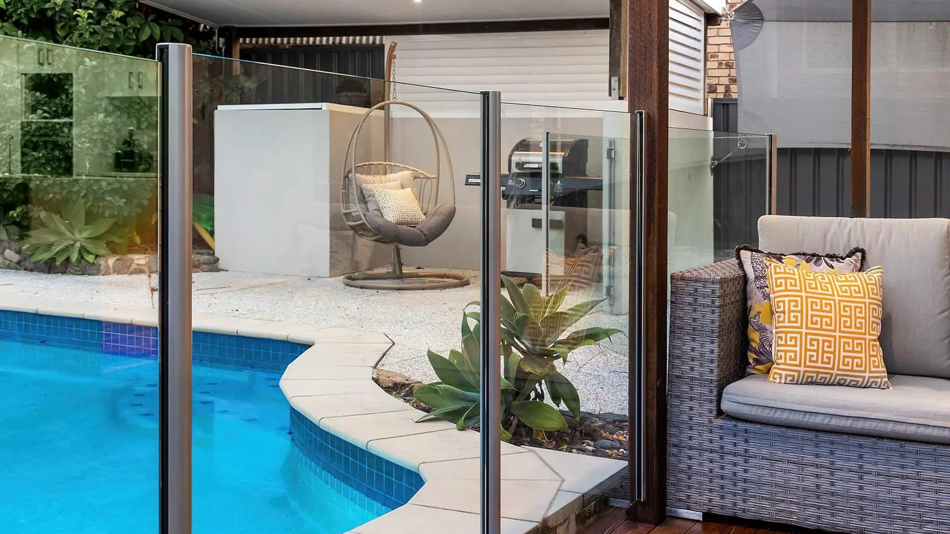 Holiday home Pool Side Luxury Pet Friendly - Walk To The Beach Alexandra Headland