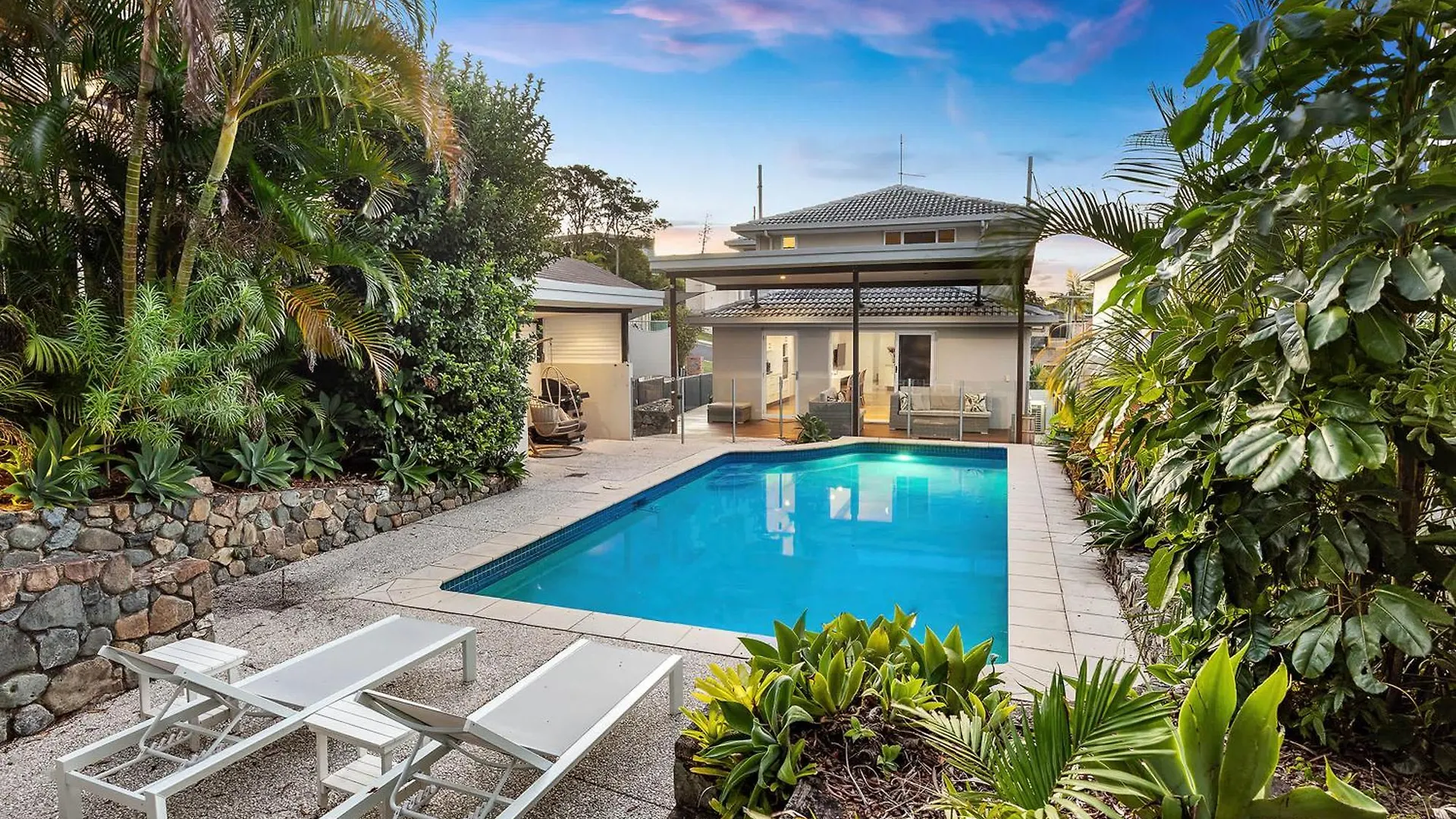 Pool Side Luxury Pet Friendly - Walk To The Beach Alexandra Headland Australia